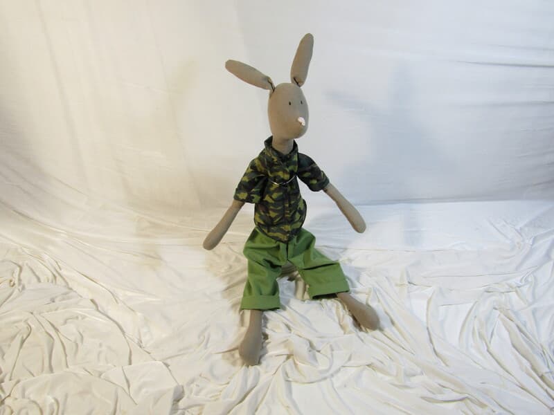 Conejo Artesanal con Traje de Camuflaje
