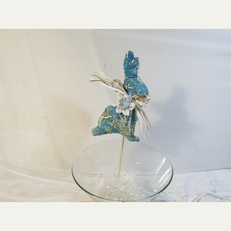 Conejo Decorativo Azul en Palo con Flores