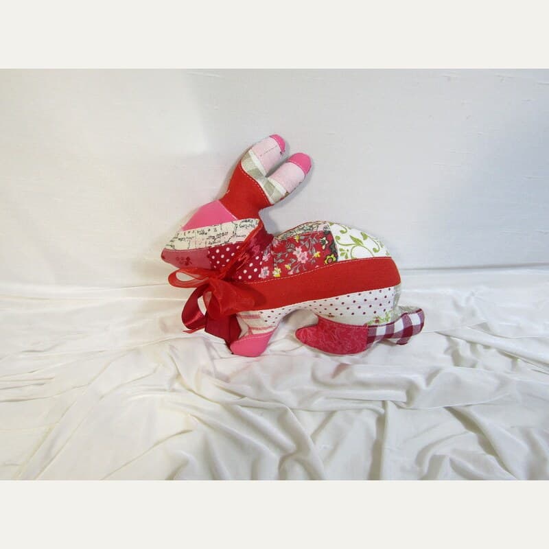 Conejo Muñeca Patchwork Vibrante en Rojo
