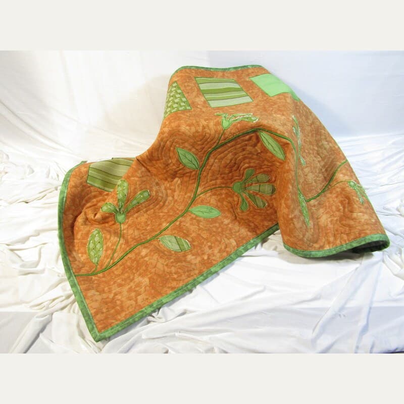 Camino de Mesa Acolchado Artesanal con Diseño Botánico en Tonos Tierra y Verde