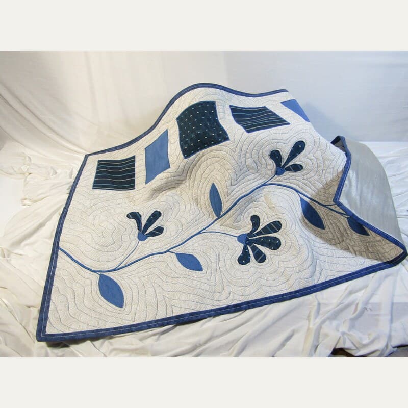 Camino de Mesa Acolchado con Flores y Patrones Geométricos en Azules