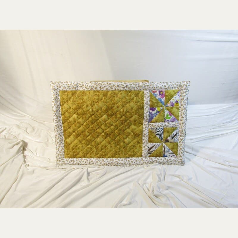 Mantel Individual Acolchado Artesanal Ocre con Detalles de Patchwork