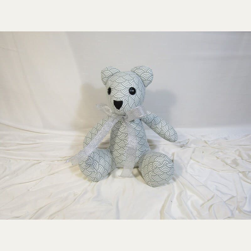 Osito Artesanal Gris con Estampado Ondas – Hecho a Mano y Exclusivo